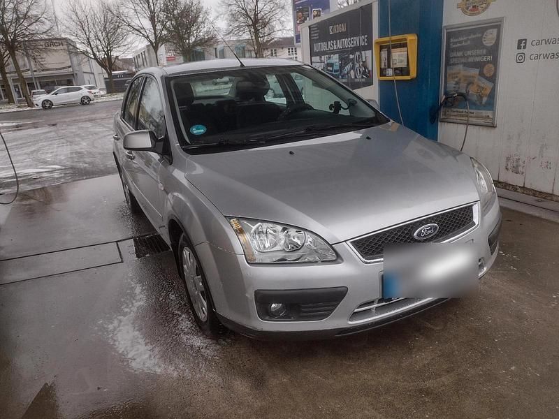 Gebraucht Ford Focus Trend 101 PS (74 kW) 2005 Silber Limousine