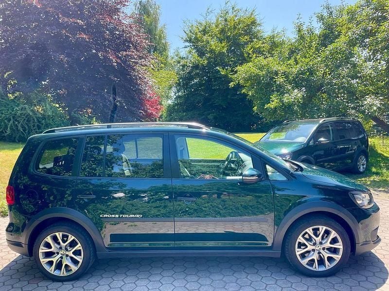 Grün Gebraucht 2014 VW Touran Cross Van / Kleinbus | 9.999 € (Guter Preis) - Bild 1/4