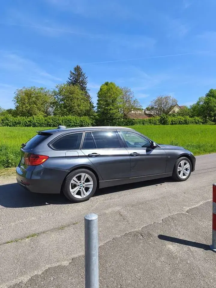Gebraucht BMW 318 Sport Line 143 PS (105 kW) 2013 Grau Kombi