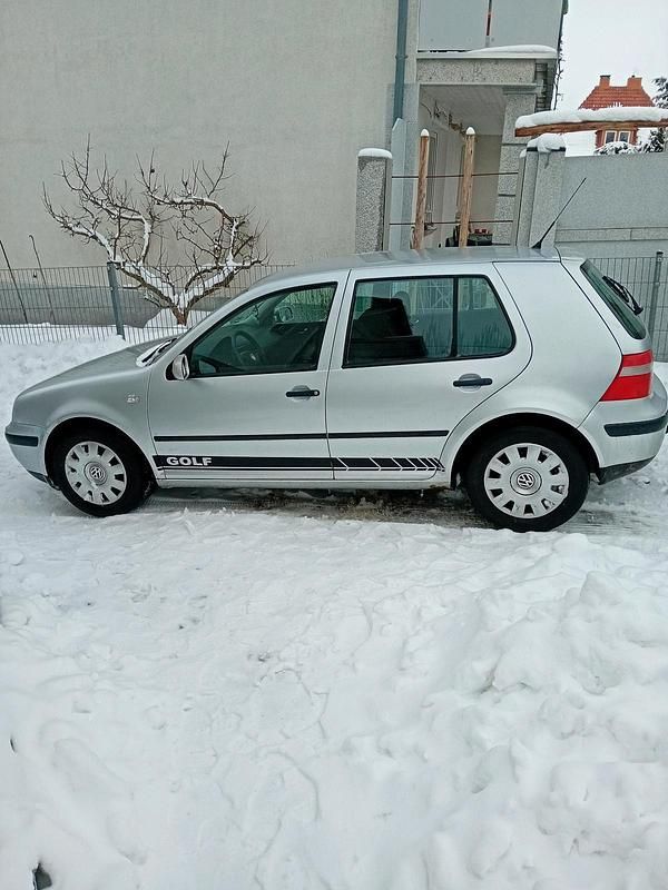 Silber Gebraucht 2002 VW Golf IV Kleinwagen | 300 € (Superpreis) - Bild 1/4