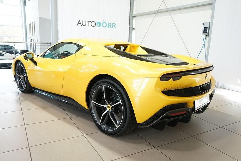 Gebraucht Ferrari 296 829 PS (609 kW) 2024 Giallo triplo strato Cabrio