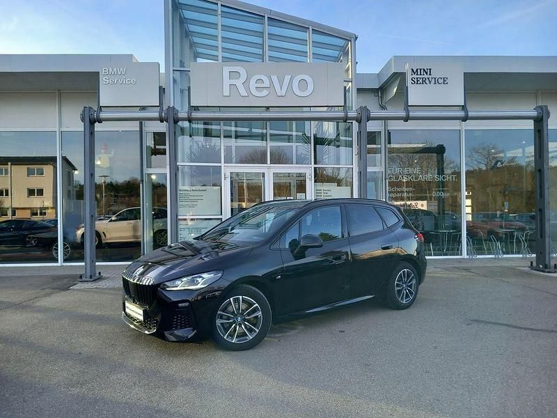 Black sapphire metallic Gebraucht 2023 BMW 218 Active Tourer M Sport Van / Kleinbus | 27.670 € (Fairer Preis) - Bild 1/4