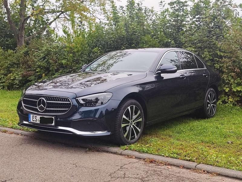 Blau Gebraucht 2023 Mercedes E300 Avantgarde Limousine | 41.000 € (Etwas zu teuer) - Bild 1/4