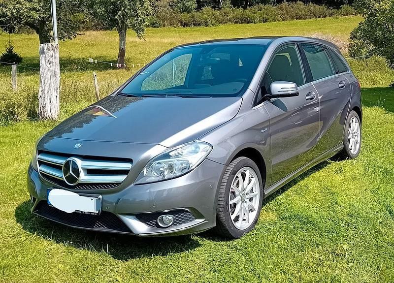 Grau Gebraucht 2011 Mercedes B200 Edition 1 Van / Kleinbus | 8.900 € (Etwas zu teuer) - Bild 1/4