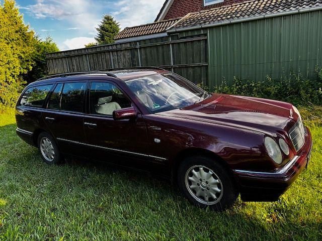 Gebraucht Mercedes E230 Avantgarde 150 PS (110 kW) 1997 Rot Limousine