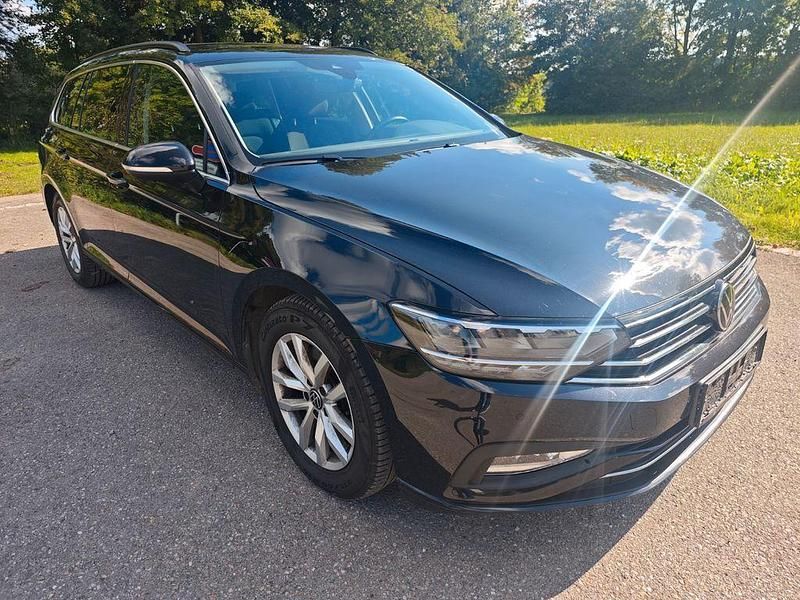 Schwarz Gebraucht 2022 VW Passat Business Kombi | 19.690 € (Fairer Preis) - Bild 1/4