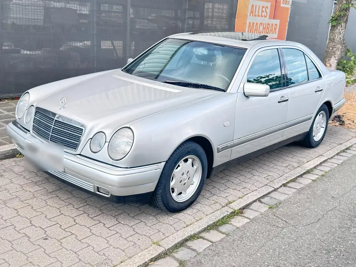 Gebraucht Mercedes E220 95 PS (69 kW) 1997 Silber Limousine