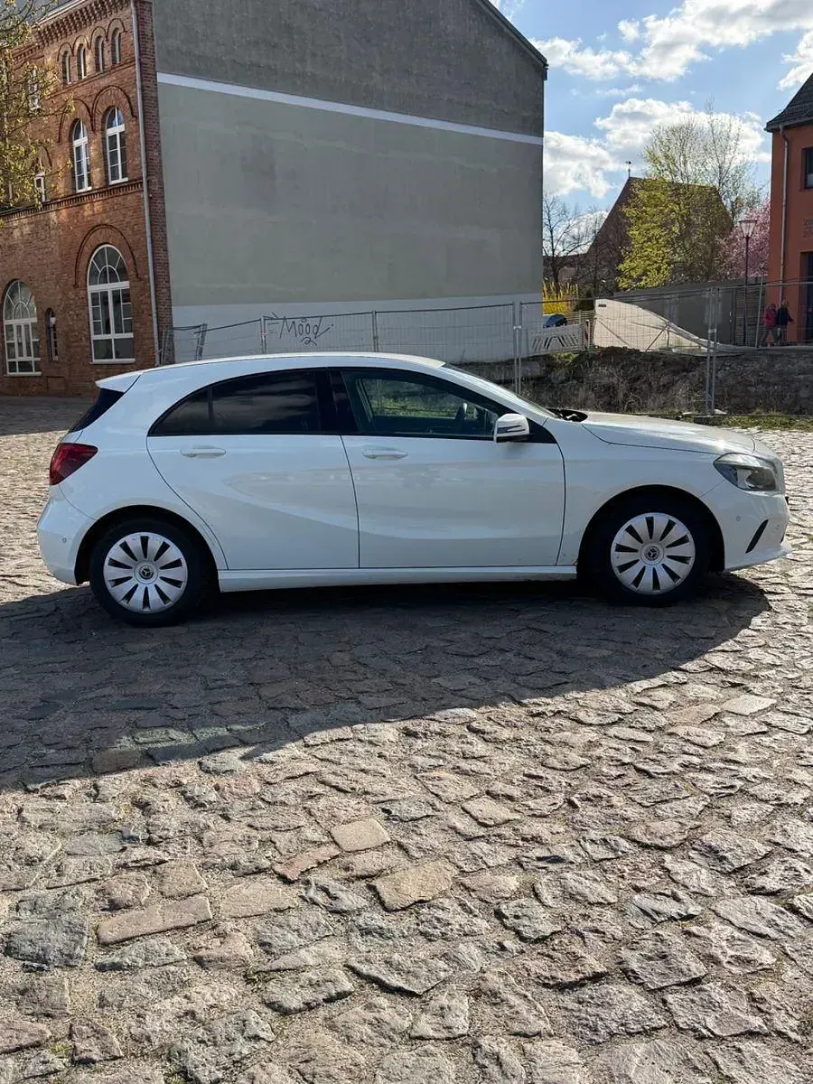 Second-hand Mercedes A200 136 CP (100 kW) 2017 Alb Berlinǎ