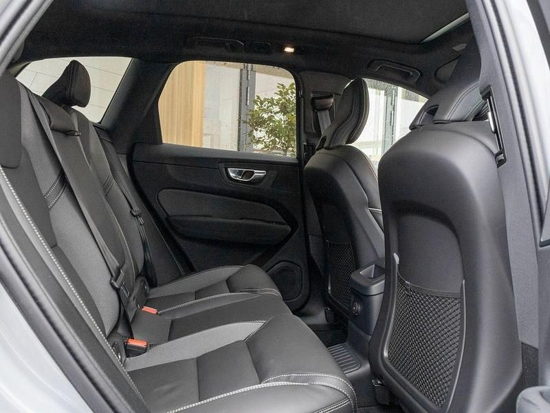 Neu Volvo XC60 Plus 310 PS (228 kW) 2026 Grau SUV