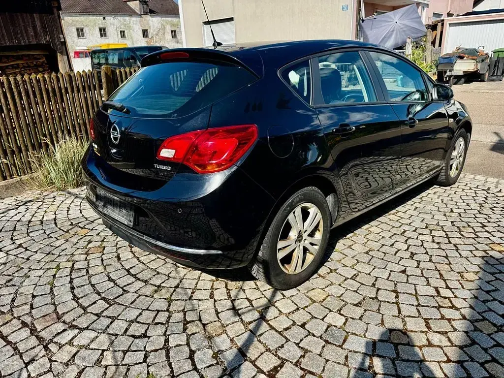 Gebraucht Opel Astra Selection 140 PS (102 kW) 2015 Schwarz Limousine