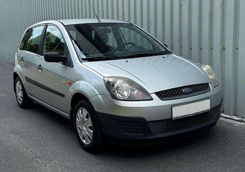 Silber Gebraucht 2006 Ford Fiesta Ambiente Kleinwagen | 2.490 € (Fairer Preis) - Bild 1/4