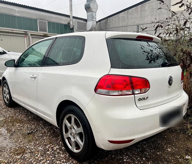 Gebraucht VW Golf VI 85 PS (62 kW) 2011 Weiß Kleinwagen