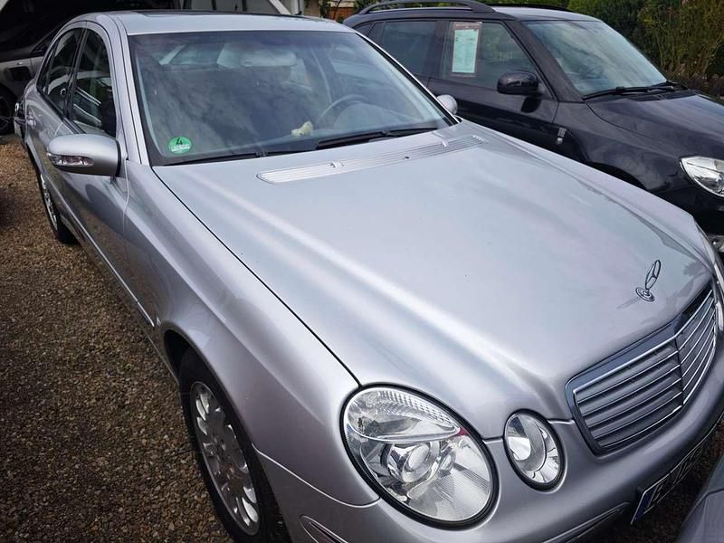 Grau Gebraucht 2005 Mercedes E200 Limousine | 5.800 € (Fairer Preis) - Bild 1/4