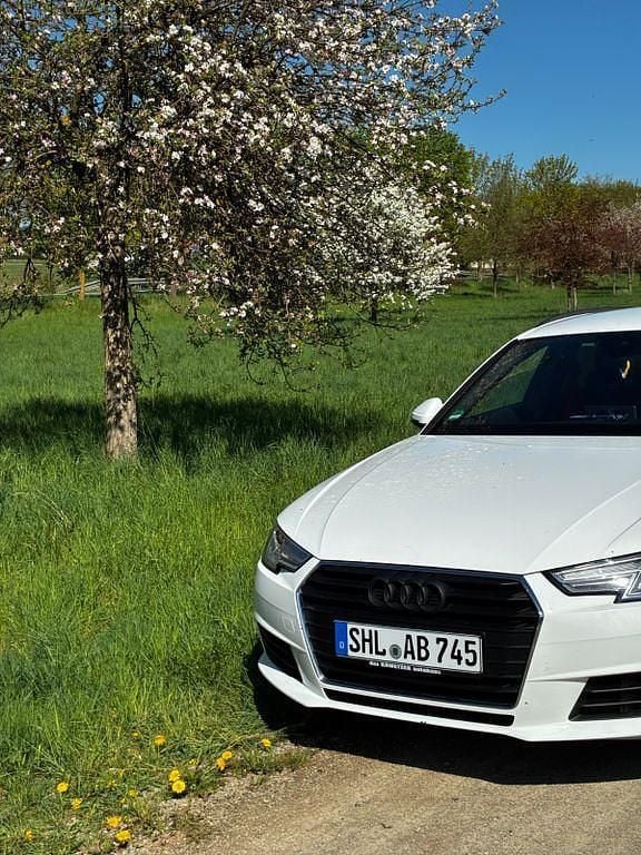 Weiß Gebraucht 2016 Audi A4 Ambiente Kombi | 17.500 € - Bild 1/4