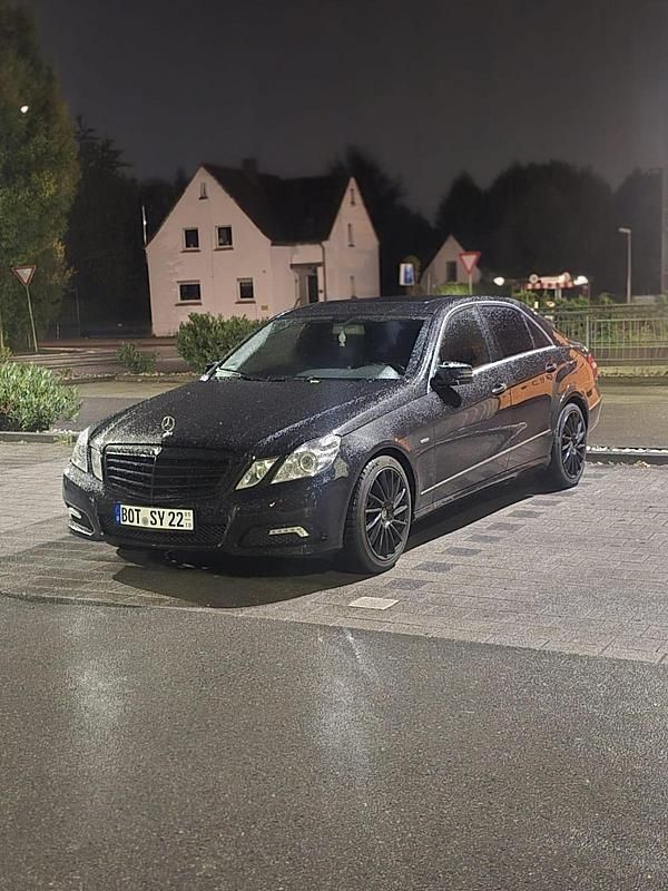 Schwarz Gebraucht 2010 Mercedes E300 Avantgarde Limousine | 9.400 € - Bild 1/4