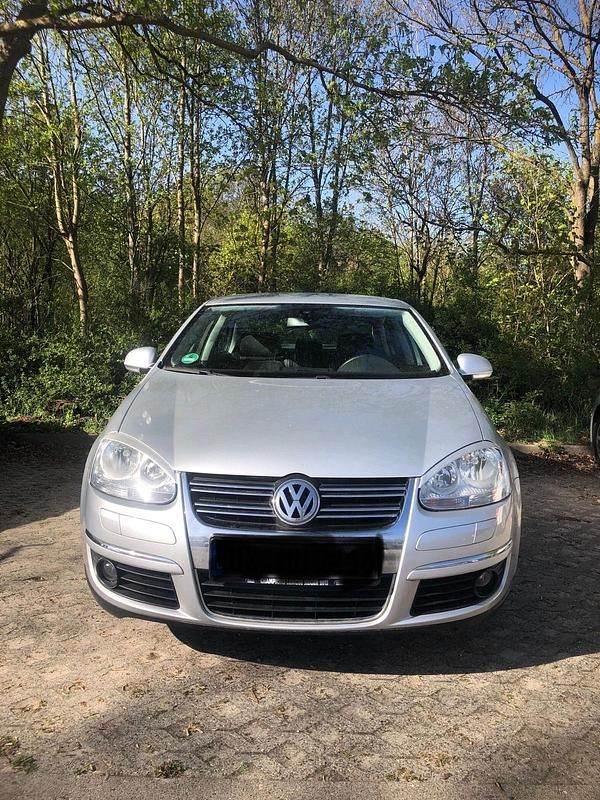 Second-hand VW Jetta 116 CP (85 kW) 2006 Argintiu Berlinǎ
