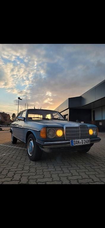 Second-hand Mercedes 200 60 CP (44 kW) 1982 Albastru Berlinǎ
