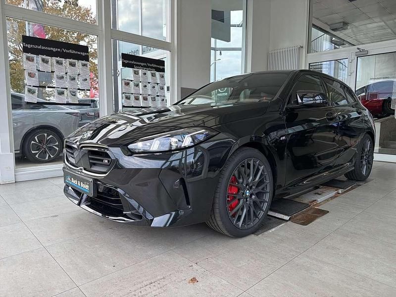 Gebraucht BMW M1 Performance 300 PS (220 kW) 2025 Black sapphire metallic Coupé