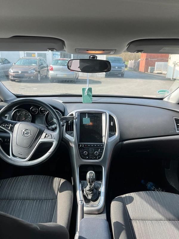 Gebraucht Opel Astra 101 PS (74 kW) 2010 Weiß Kombi