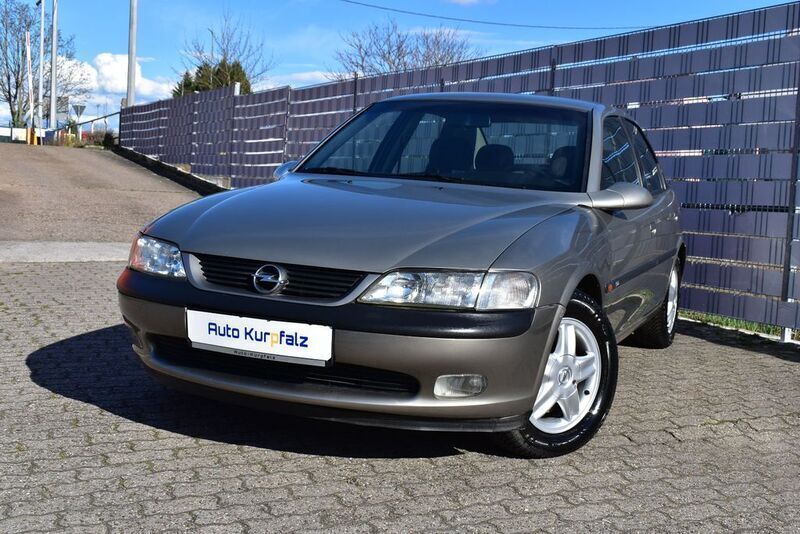 Grau Gebraucht 1998 Opel Vectra Limousine | 4.900 € - Bild 1/4