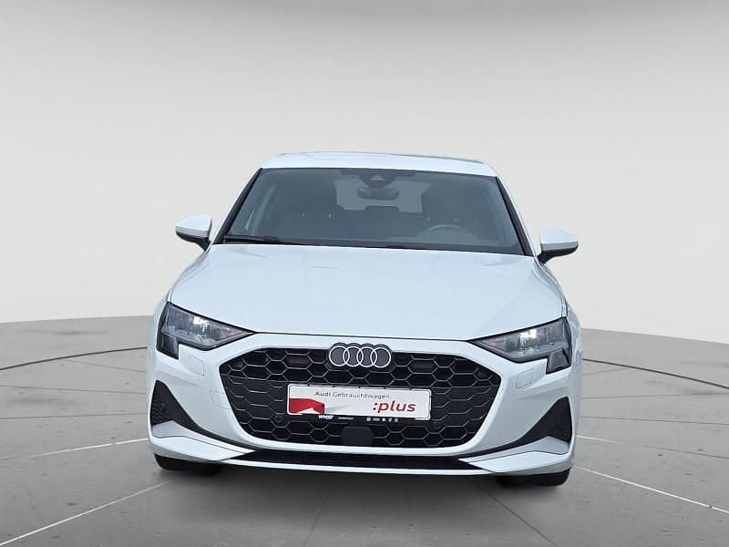 Gletscherweiß metallic Gebraucht 2024 Audi A3 Sportback Advanced Plus Limousine | 28.490 € (Guter Preis) - Bild 1/4
