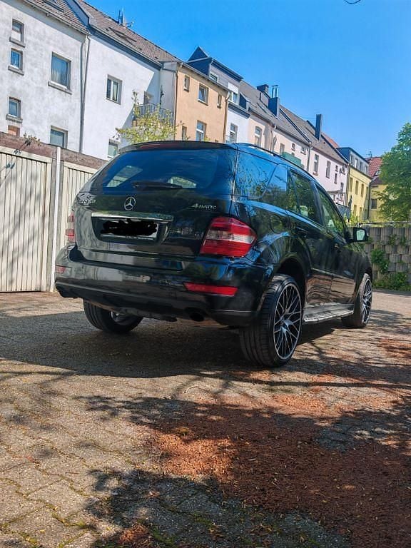 Second-hand Mercedes ML320 224 CP (164 kW) 2009 Negru SUV
