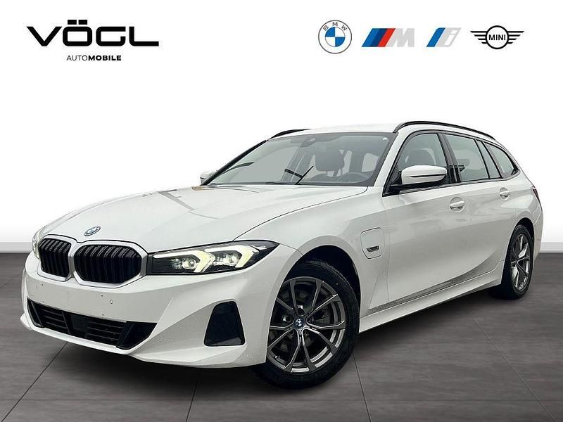 Weiß Gebraucht 2022 BMW 320e Sport Line Kombi | 28.980 € (Fairer Preis) - Bild 1/4