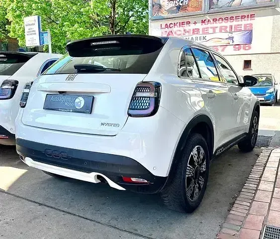 Gebraucht Fiat 600 Basis 101 PS (74 kW) 2024 Weiß SUV