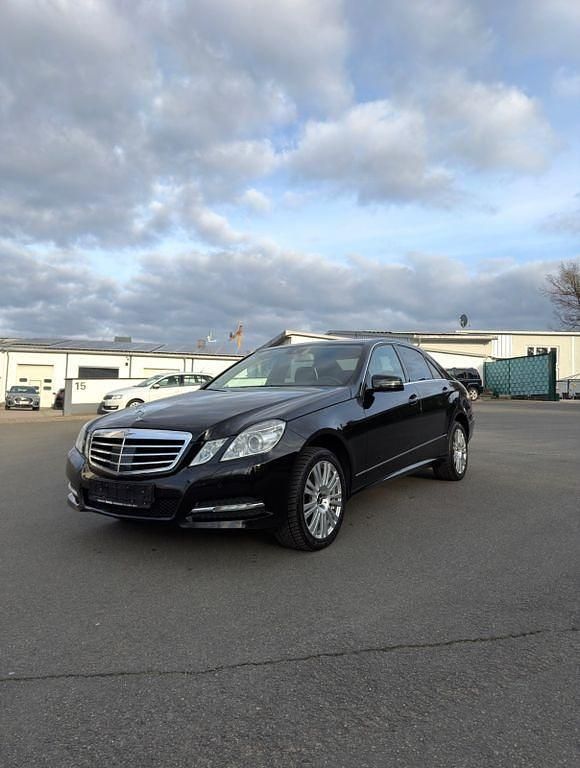 Gebraucht Mercedes E350 Avantgarde 265 PS (194 kW) 2011 Schwarz Limousine