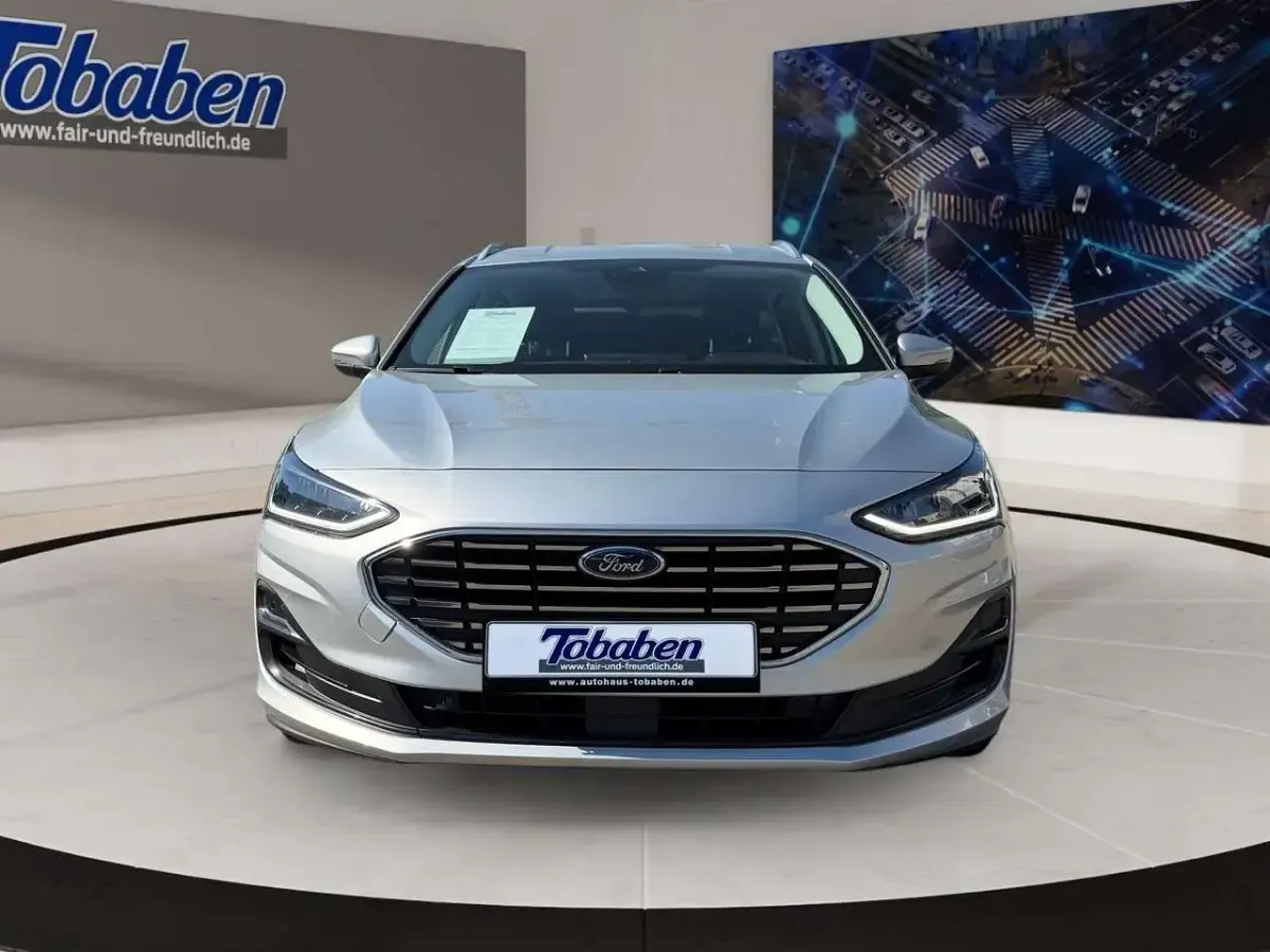 Używany Ford Focus Titanium 120 KM (88 kW) 2022 Srebrny Sedan/Limuzyna