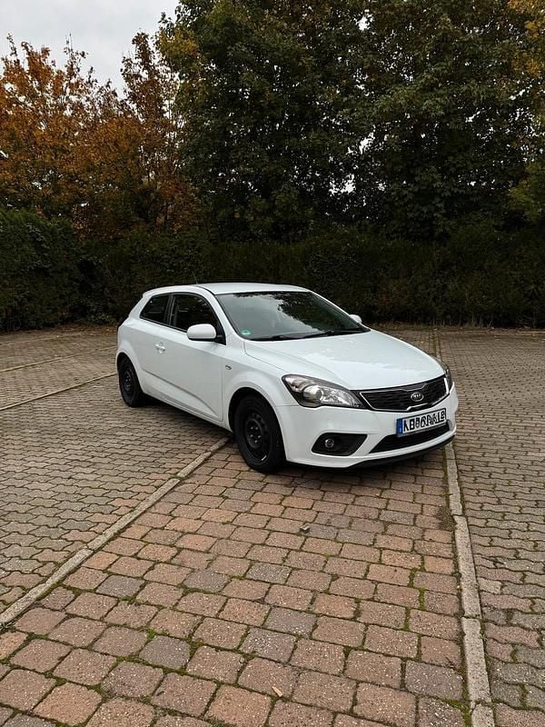 Weiß Gebraucht 2012 Kia Ceed Kleinwagen | 4.900 € (Fairer Preis) - Bild 1/4