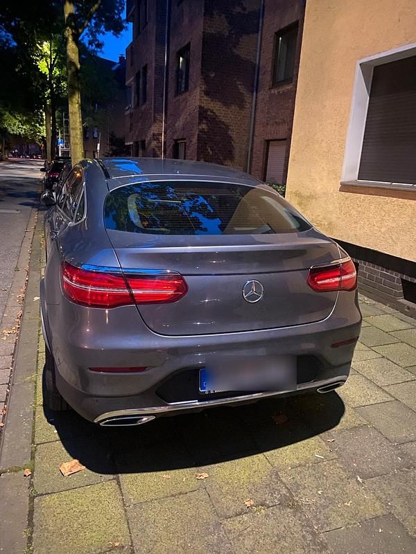Grau Gebraucht 2018 Mercedes GLC250 Coupé | 29.000 € (Etwas zu teuer) - Bild 1/4