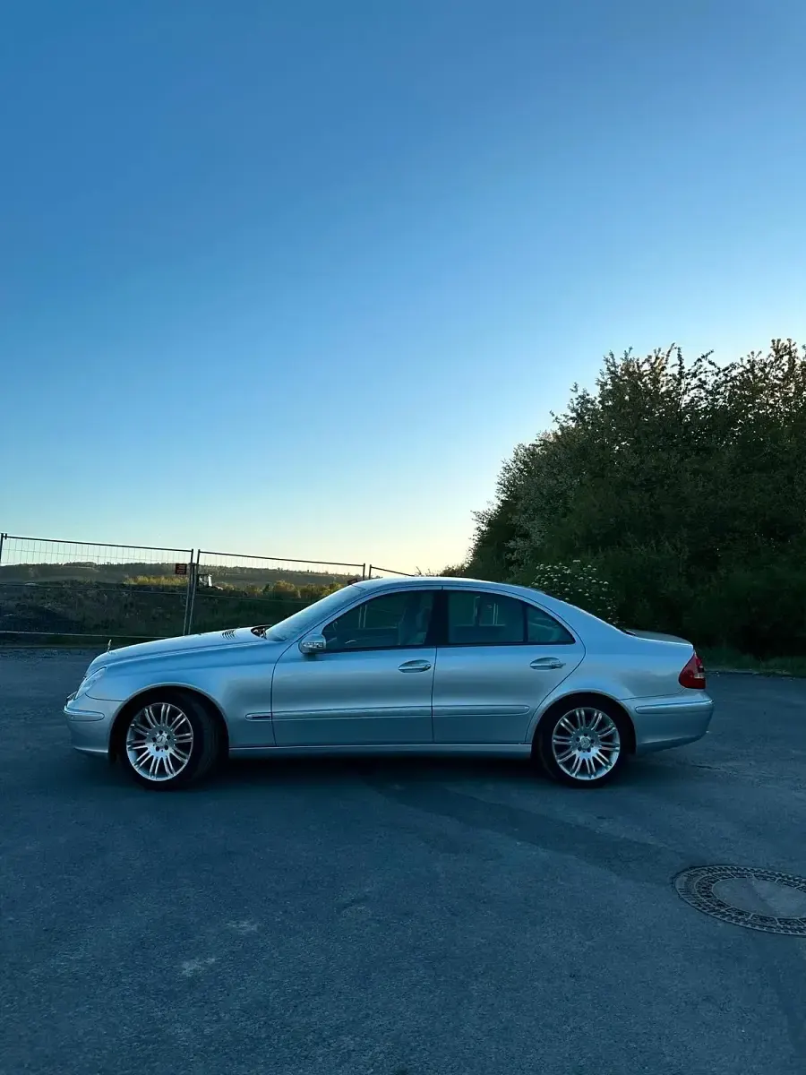 Używany Mercedes E280 231 KM (169 kW) 2005 Srebrny Sedan/Limuzyna