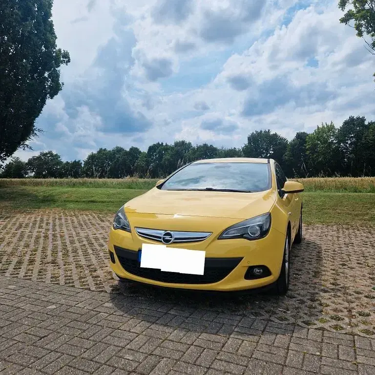 Gebraucht Opel Astra GTC Edition 101 PS (74 kW) 2012 Gelb Limousine