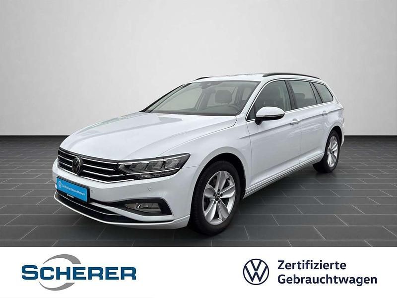 Gletscherweiß metallic (metallic) Gebraucht 2022 VW Passat Kombi | 25.490 € (Fairer Preis) - Bild 1/4