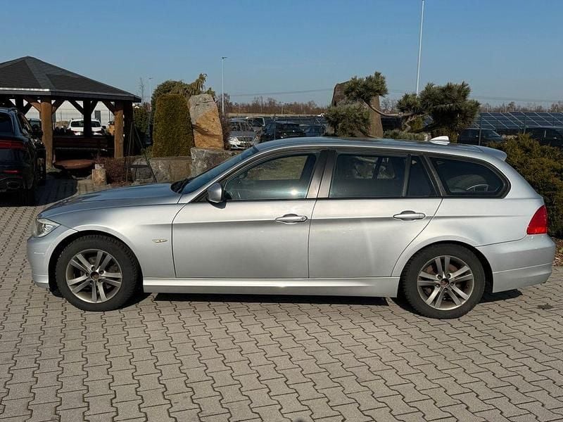 Gebraucht BMW 318 143 PS (105 kW) 2010 Titansilber metallic Kombi
