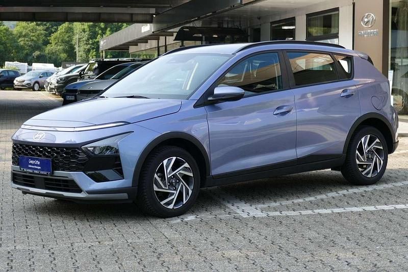 Meta blue / mic Gebraucht 2024 Hyundai Bayon Trend SUV | 22.490 € (Fairer Preis) - Bild 1/4
