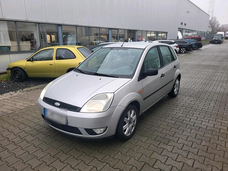 Silber Gebraucht 2002 Ford Fiesta Limousine | 1.350 € (Fairer Preis) - Bild 1/4
