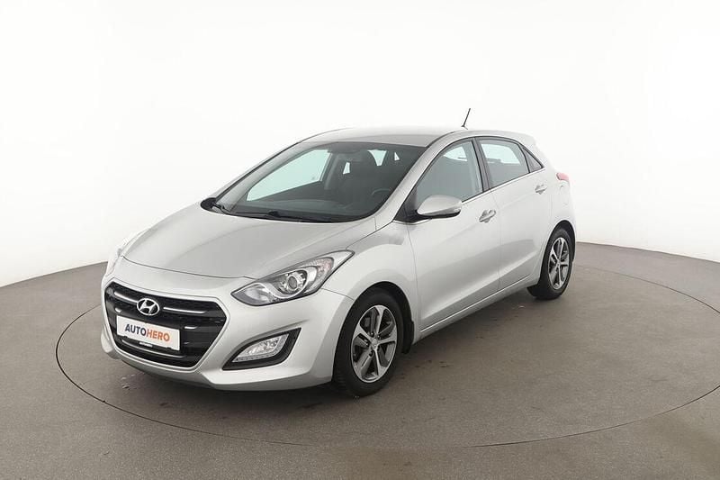 Grau Gebraucht 2016 Hyundai i30 Style Limousine | 11.410 € (Etwas zu teuer) - Bild 1/3