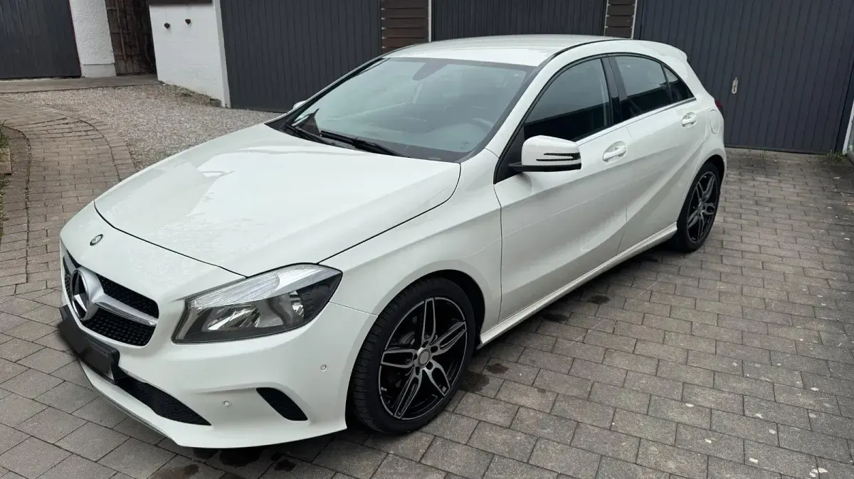 Gebraucht Mercedes A180 122 PS (89 kW) 2016 Weiß Limousine