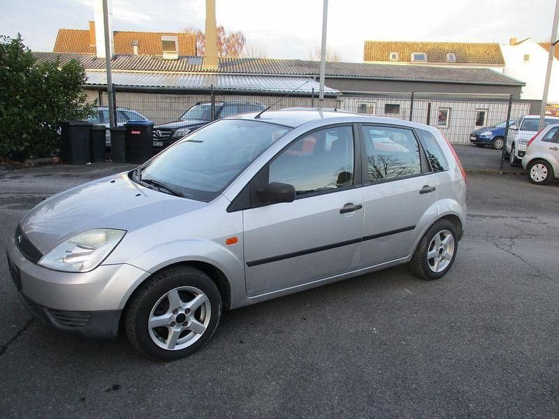 Gebraucht Ford Fiesta Ghia 80 PS (58 kW) 2003 Silber Limousine