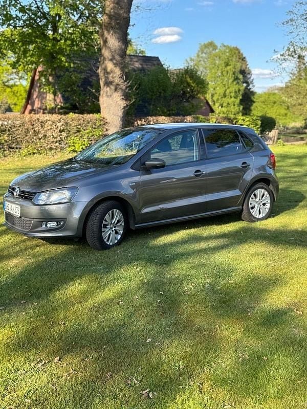Grau Gebraucht 2013 VW Polo Black Edition Kleinwagen | 3.800 € (Etwas zu teuer) - Bild 1/4