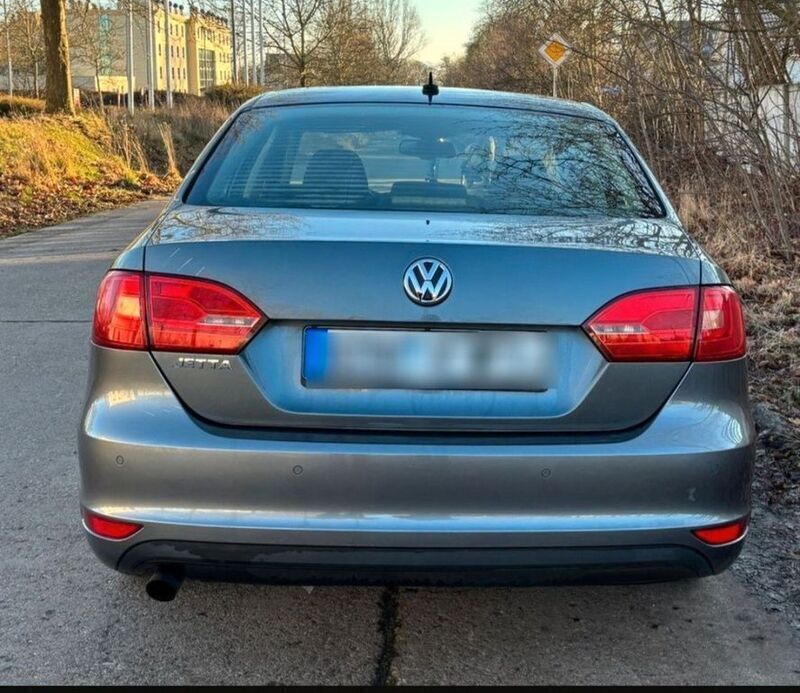 Grau Gebraucht 2011 VW Jetta Comfortline Limousine | 4.500 € (Guter Preis) - Bild 1/3