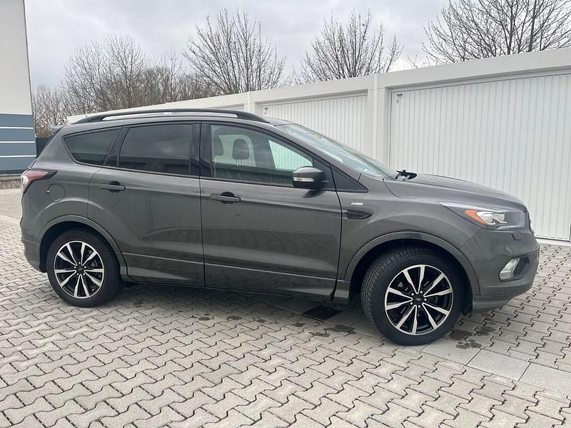 Gebraucht Ford Kuga ST-Line 150 PS (110 kW) 2016 Grau SUV