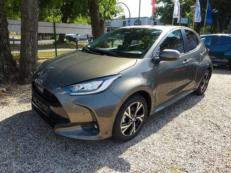 Braun Neu 2025 Toyota Yaris Hybrid Limousine | 23.980 € (Guter Preis) - Bild 1/4