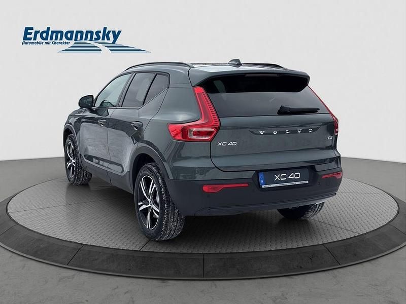 Neu Volvo XC40 Plus 163 PS (119 kW) 2026 Grün SUV