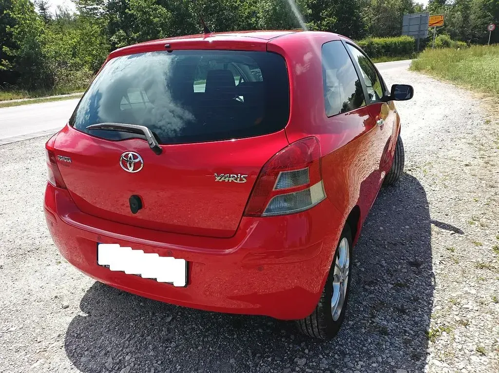 Gebraucht Toyota Yaris 90 PS (66 kW) 2011 Rot Kleinwagen