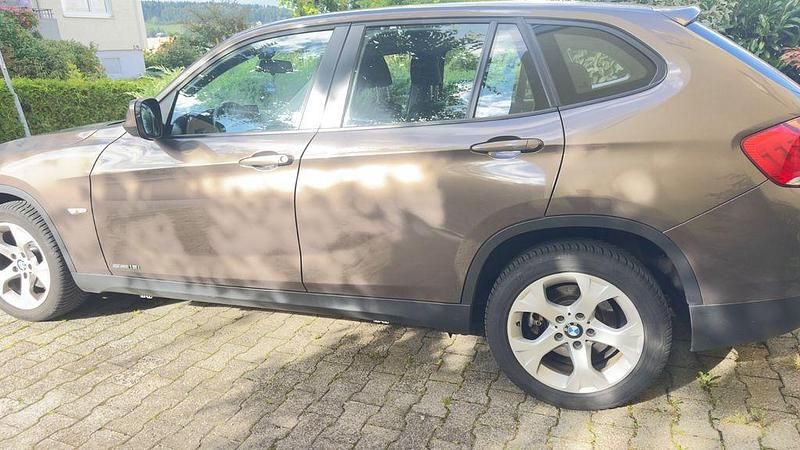 Braun Gebraucht 2010 BMW X1 SUV | 6.500 € (Fairer Preis) - Bild 1/4