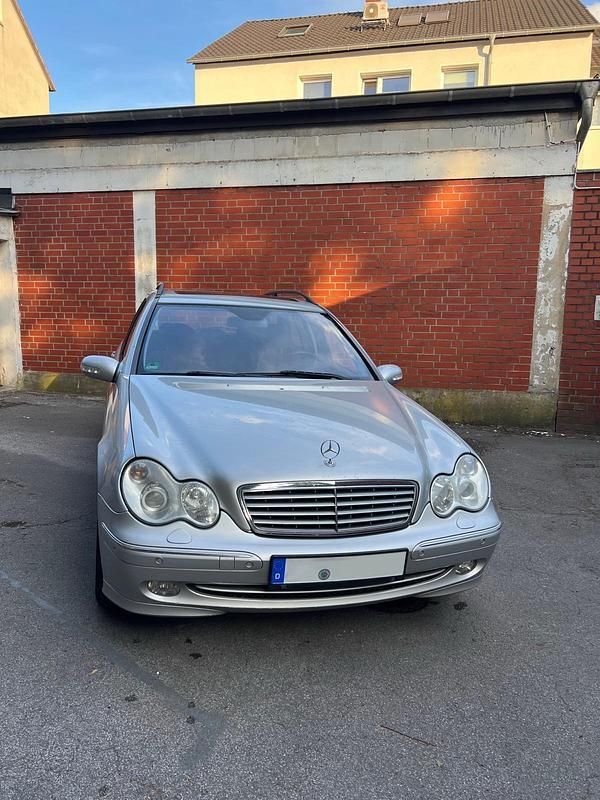 Silber Gebraucht 2004 Mercedes C200 Avantgarde Kombi | 2.800 € (Guter Preis) - Bild 1/4