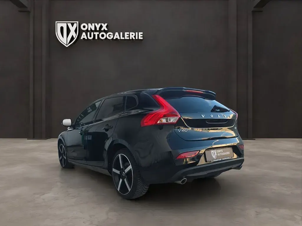 Gebraucht Volvo V40 Momentum 150 PS (110 kW) 2019 Schwarz Limousine